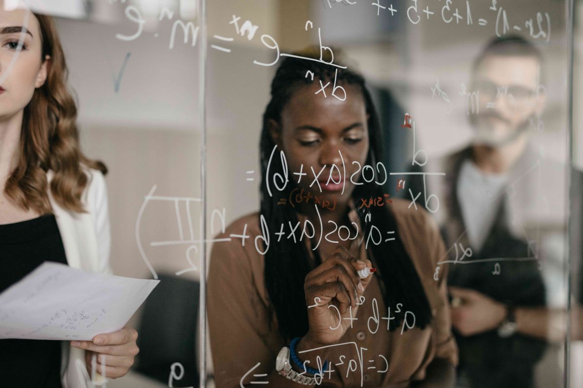 Jeunes adultes africains explorant différentes formes d’intelligence