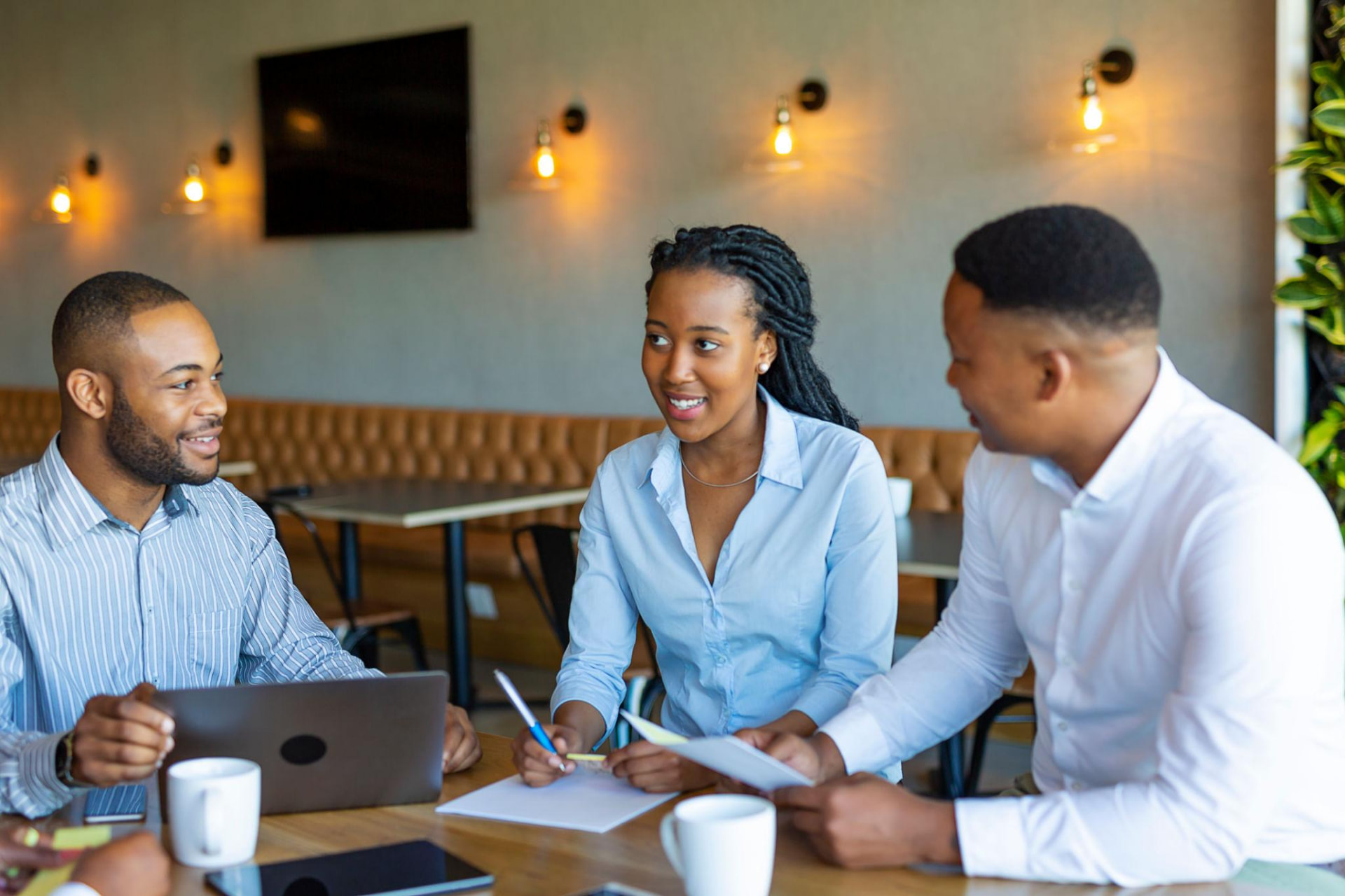 Professionnels africains en réunion de travail