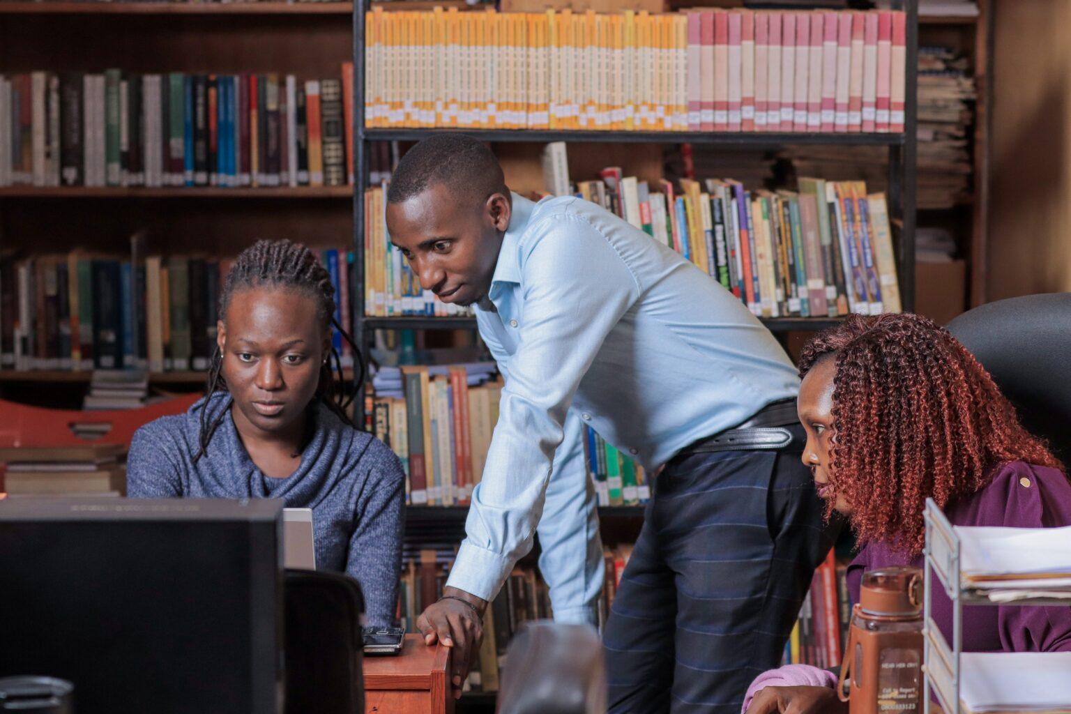 Jeunes élèves congolais en séance d’orientation avec une conseillère